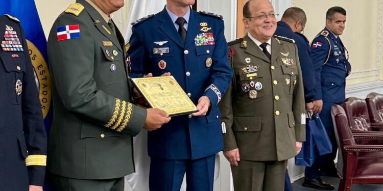 Ministro de Defensa fortalece lazos estratégicos en Washington y recibe importante reconocimiento internacional