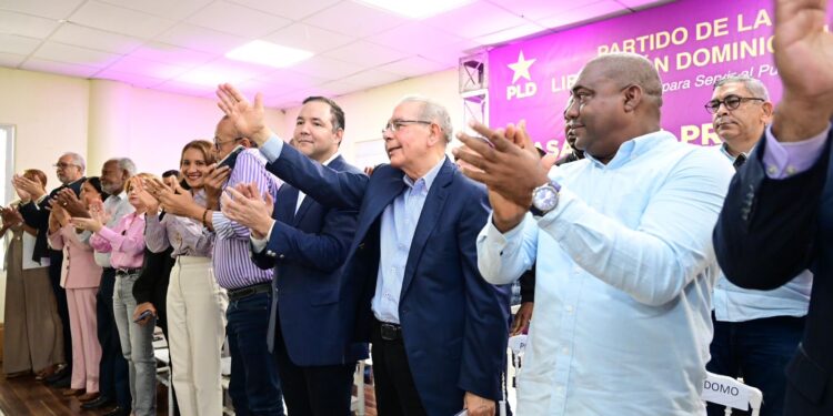 Danilo Medina encabeza masiva asamblea del PLD en Bahoruco y llama a “salir a buscar el poder en las calles”