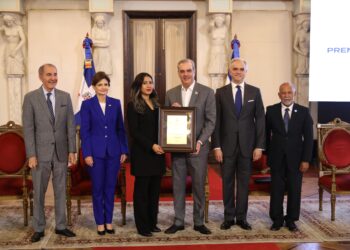 Presidente Abinader entrega a tres profesores el Premio a la Excelencia Magisterial 2025