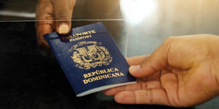 Homero Figueroa destaca avance del pasaporte dominicano en ranking internacional