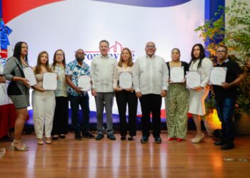 Gobierno entrega RD$110 millones en créditos a 500 microempresarios de Santiago a través de Promipyme