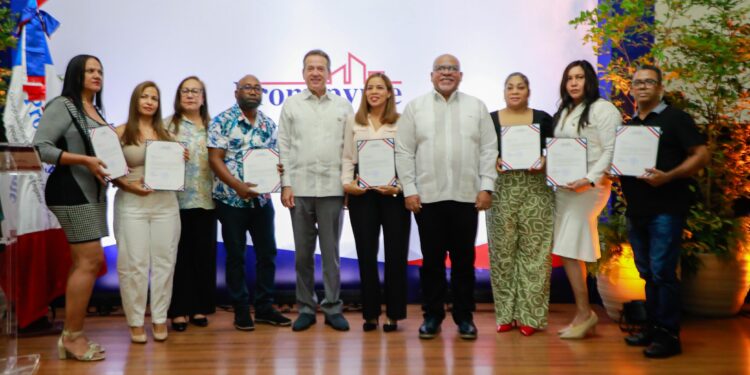 Gobierno entrega RD$110 millones en créditos a 500 microempresarios de Santiago a través de Promipyme