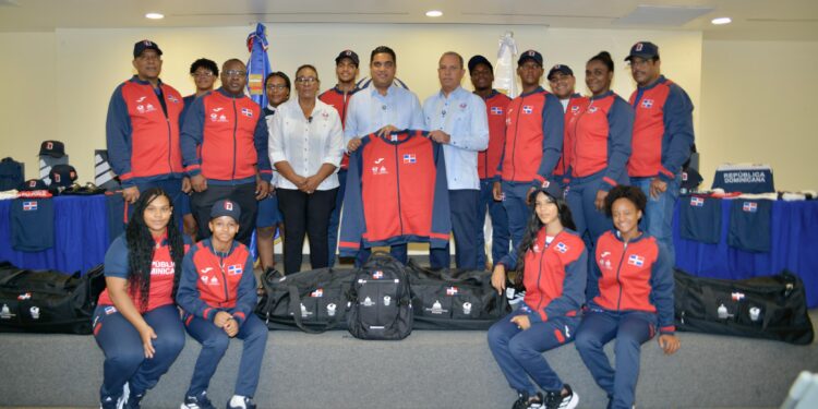 Ministro Kelvin Cruz entrega indumentaria que usarán atletas en Juegos Panamericanos Junior