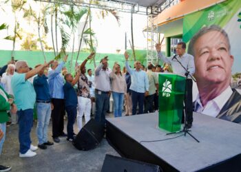 Leonel juramenta en la Fuerza del Pueblo a un regidor, un vocal, varios presidentes de intermedio y más dirigentes del PLD