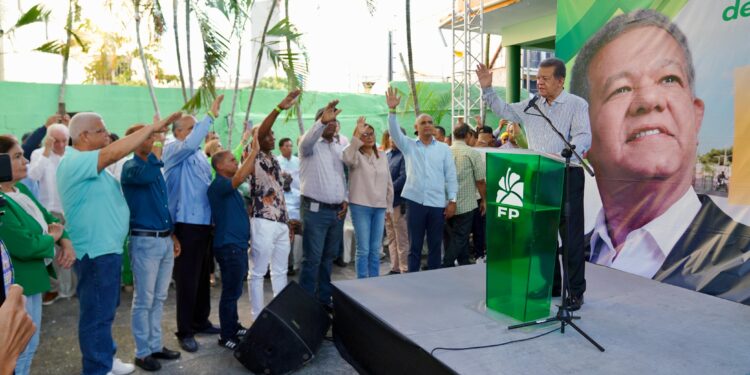Leonel juramenta en la Fuerza del Pueblo a un regidor, un vocal, varios presidentes de intermedio y más dirigentes del PLD