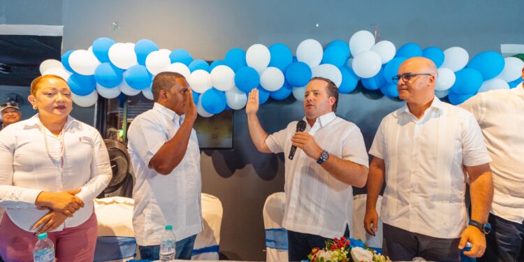 Tony Peña deja al PLD y se juramenta director del Distrito Villa Isabela