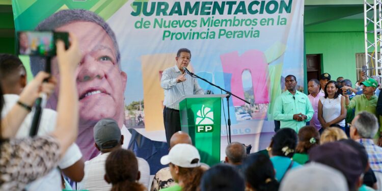 Leonel dice que circunvalación de Baní “costó tres veces más y es la mitad de lo que debió ser”