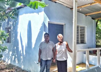 El legado de un soldado vive en su hogar: MIDE entrega casa a su viuda