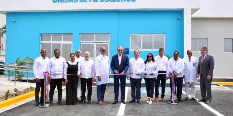 Presidente Abinader deja inaugurada unidad de pie diabético en Hospital de Herrera, Marcelino Vélez Santana