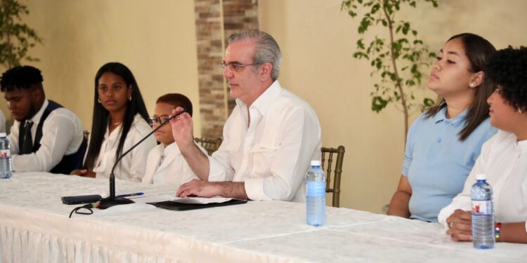 Presidente Abinader sostiene encuentro con más de 300 jóvenes de Azua para escuchar sus inquietudes y presentar oportunidades de desarrollo