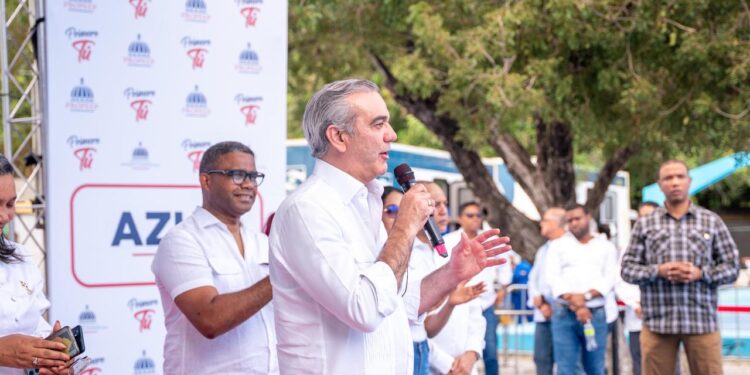 Abinader reafirma en Azua su compromiso con los más pobres del país