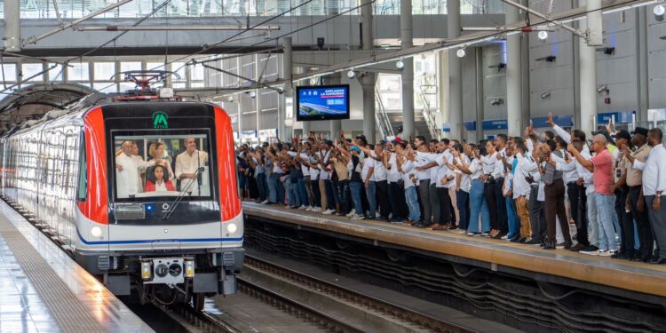 Presidente Abinader inaugura ampliación y pasillo de interconexión peatonal del Metro de Santo Domingo; trenes de 6 vagones operarán desde este domingo