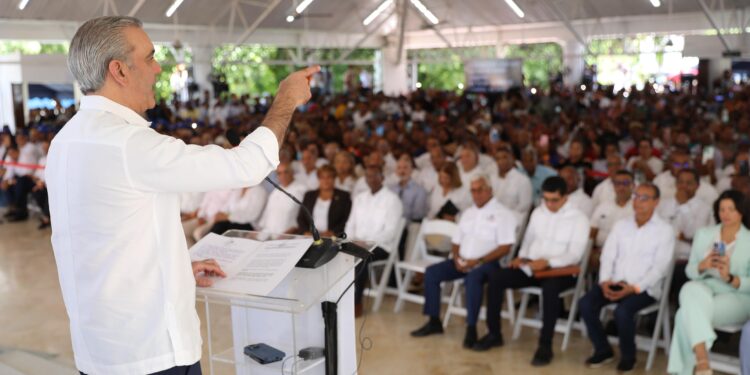 Presidente Abinader relanza proyecto para entregar 110 mil nuevos títulos de propiedad en terrenos del CEA para beneficiar a más de 440 mil personas