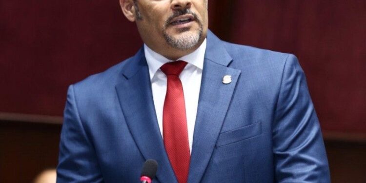 Fuerza del Pueblo elige a Eduard Espiritusanto como vocero en el Senado