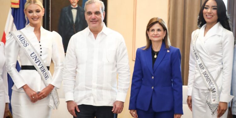 Presidente Abinader recibe a Miss Universo y Miss República Dominicana en el Palacio Nacional