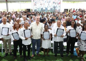 Presidente Abinader entrega 1,910 títulos de propiedad, de un total de 3,314 que beneficiará a más de 10,000 personas en Los Guaricanos