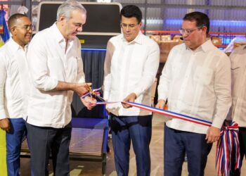 Presidente Abinader y Yayo Sanz Lovatón inauguran en el AILA nueva terminal courier para manejo de mercancía comprada por internet