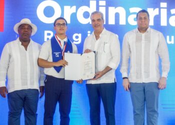 Presidente Abinader encabeza graduación de más de mil jóvenes del programa Oportunidad 14-24 en región Sur e inaugura destacamento policial