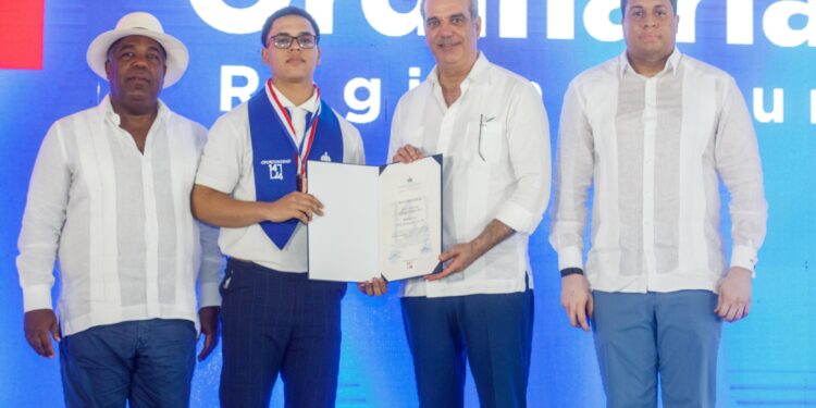 Presidente Abinader encabeza graduación de más de mil jóvenes del programa Oportunidad 14-24 en región Sur e inaugura destacamento policial