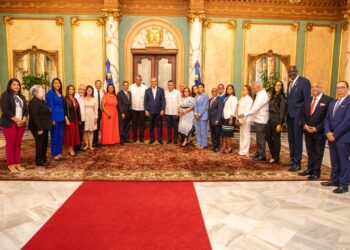 Presidente Abinader recibe a estudiantes meritorios hijos de padres dominicanos en Nueva York