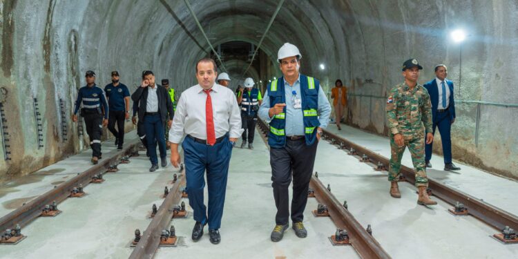 Ministro José Ignacio Paliza supervisa pruebas dinámicas en la Línea 2C del Metro de Santo Domingo