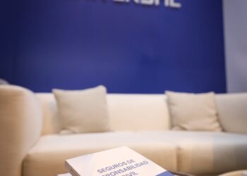 Seguros Universal impulsa la educación jurídica con el auspicio de un libro sobre seguros