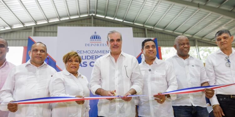 Presidente Abinader y ministro Kelvin Cruz entregan remodelación Polideportivo de Las Caobas