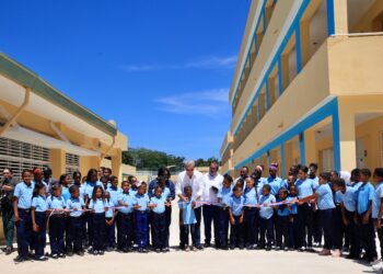 Presidente Abinader inaugura moderno centro educativo en Enriquillo que beneficiará a más 560 estudiantes; también sostiene encuentro con más de 300 jóvenes en Barahona