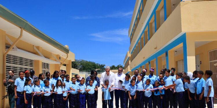 Presidente Abinader inaugura moderno centro educativo en Enriquillo que beneficiará a más 560 estudiantes; también sostiene encuentro con más de 300 jóvenes en Barahona