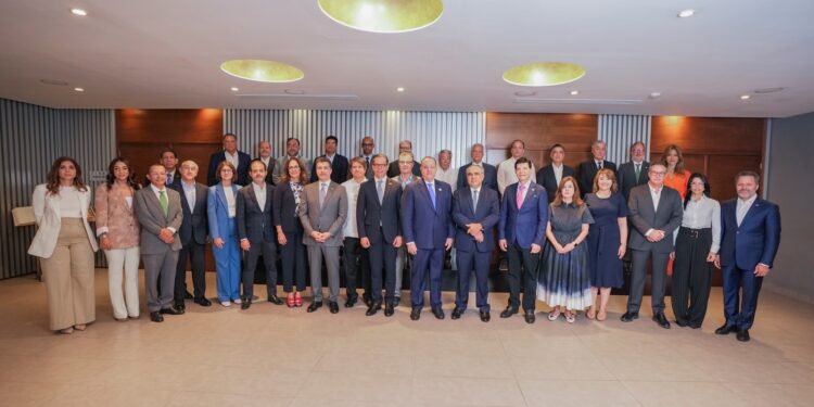 Ministro de Hacienda y Economía y el CONEP impulsan diálogo sobre finanzas públicas