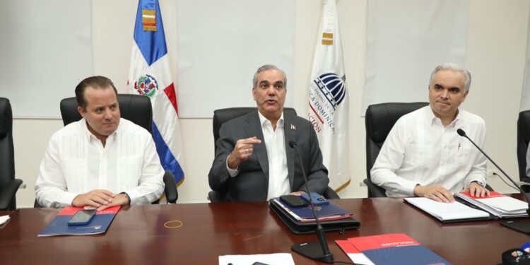 Presidente Abinader impulsa transformación educativa con 124,000 docentes formándose en áreas STEAM