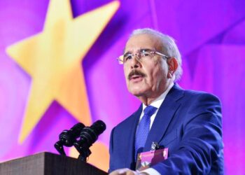 Danilo Medina denuncia el abandono de 11 mil aulas y califica como “criminal” el retroceso del modelo de Tanda Extendida