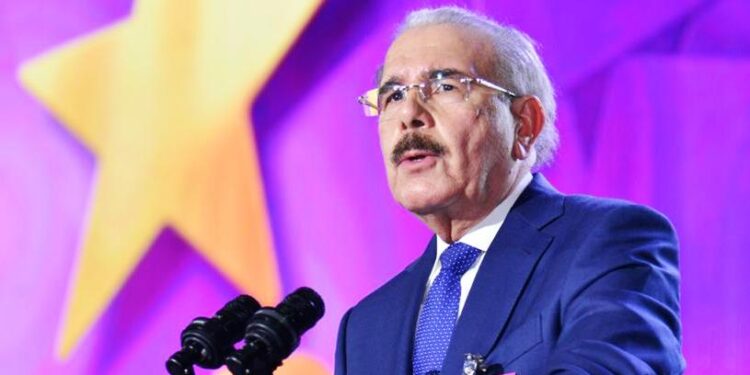 Danilo Medina denuncia el abandono de 11 mil aulas y califica como “criminal” el retroceso del modelo de Tanda Extendida