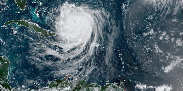 Indomet: Huracán Erin continúa alejándose del país, pero sus bandas nubosas inciden en varias regiones