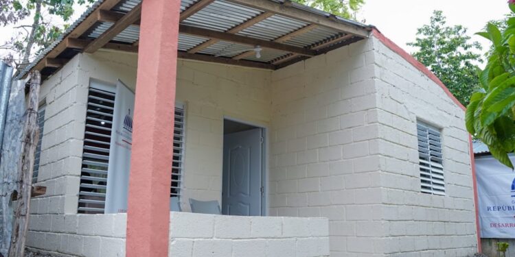 Modesto Guzmán entrega vivienda reconstruida y amueblada a señora en Boca Chica