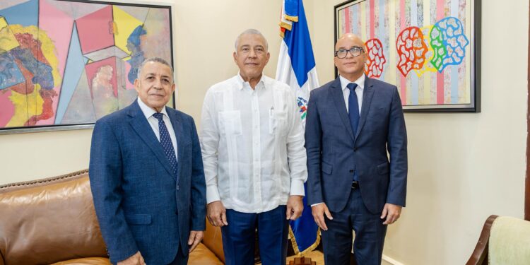 Ministro Andrés Bautista juramenta a Félix Reyna como director de la DIECOM