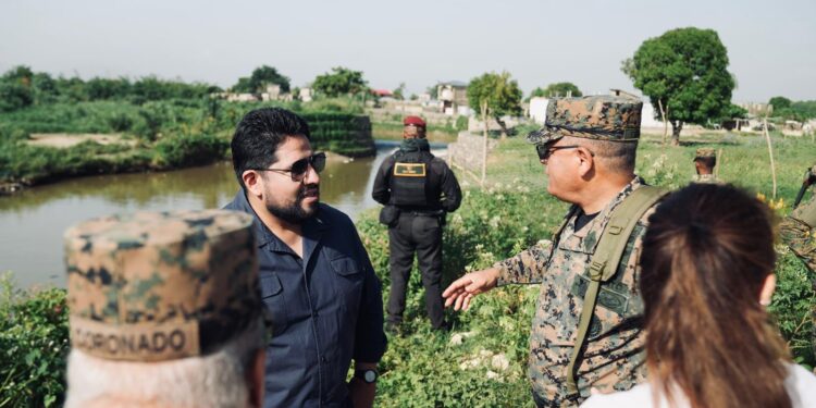Ministro de Defensa de RD y Subsecretario de Defensa de EE.UU. recorren frontera domínico-haitiana de Manzanillo a Dajabón
