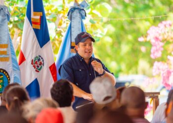 Paliza entrega compensación económica y tierras a familias en Monte Grande; desarrolla agenda en San Juan