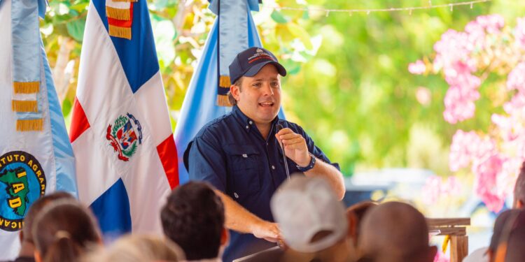 Paliza entrega compensación económica y tierras a familias en Monte Grande; desarrolla agenda en San Juan