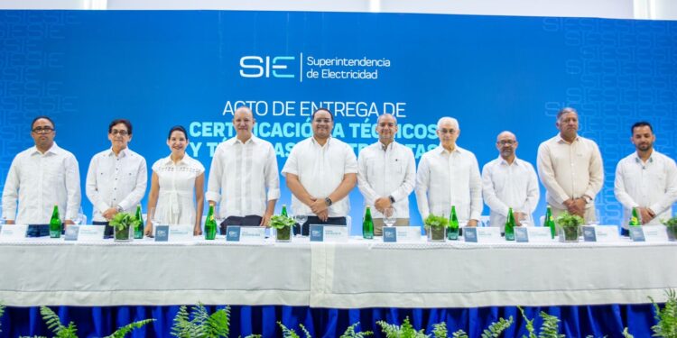 Superintendencia de Electricidad certifica y entrega licencias a técnicos electricistas