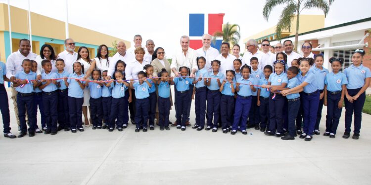 Presidente Abinader inaugura tres nuevos centros educativos que beneficiarán a 2,960 estudiantes y que suman 74 aulas al año escolar 2025-2026