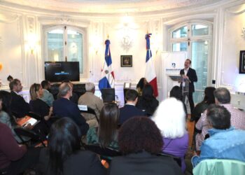Banreservas y Embajada Dominicana en Francia celebran conversatorio con Melissa Roedán en la sede diplomática