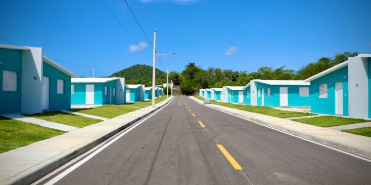 Con la entrega de 70 viviendas, presidente Abinader transforma la vida de familias desalojadas en el sector Kosovo de Imbert