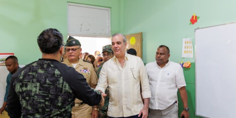 Presidente Abinader supervisa operativo médico de acción cívica que realiza el Ministerio de Defensa que impactará más de 2,500 personas, con 150 médicos especialistas