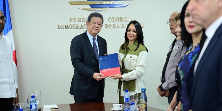 Leonel Fernández recibe en Funglode a Faride Raful y a la Comisión de Reforma Policial