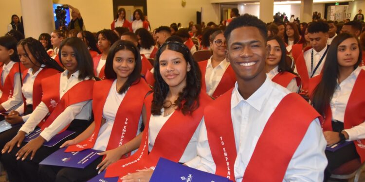 Ministerio de Educación gradúa a 300 estudiantes en diplomado “Yo Emprendedor 2025”