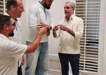 Presidente Abinader anuncia construcción de arena para baloncesto en Tamboril