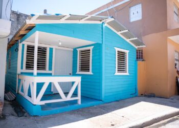 Propeep entrega casa construida y amueblada a señora Alejandrina de la Cruz, de 64 años, en Capotillo