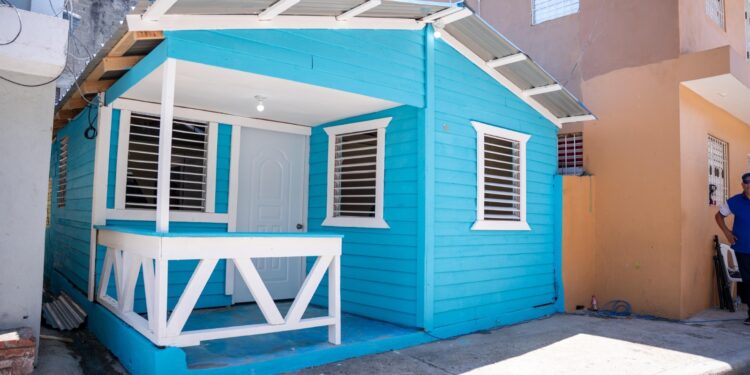 Propeep entrega casa construida y amueblada a señora Alejandrina de la Cruz, de 64 años, en Capotillo