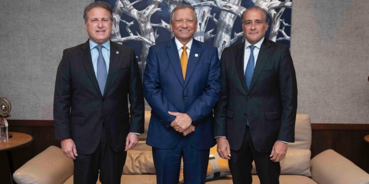 Presidente ejecutivo de Banreservas recibe a ejecutivos de APAP